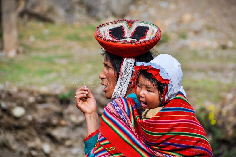 Quechua vrouw en baby in een dorp in de Andes, Ollantaytambo, stock foto Quechua vrouw en baby in een dorp in de Andes, Ollantaytambo, stock foto