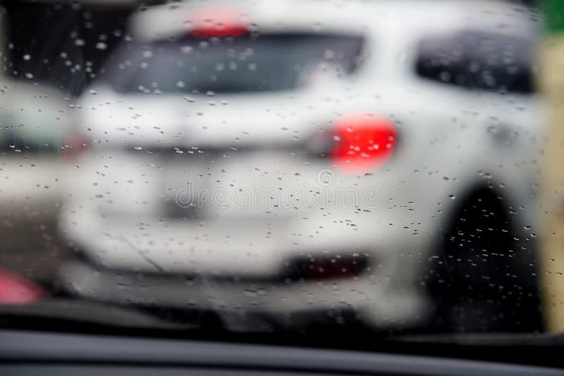 Queda da chuva urbana no para-brisa do carro fotografia de stock royalty free