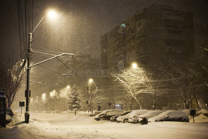 Queda de neve na cidade imagem de stock royalty free