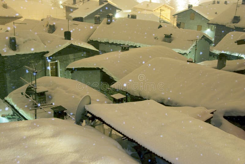 Queda de neve à noite foto de stock royalty free