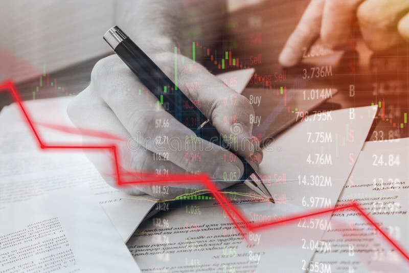 Queda dos preços e falha ao assinar o papel dar a posse a fotos de stock Queda dos preços e falha ao assinar o papel dar a posse a fotos de stock