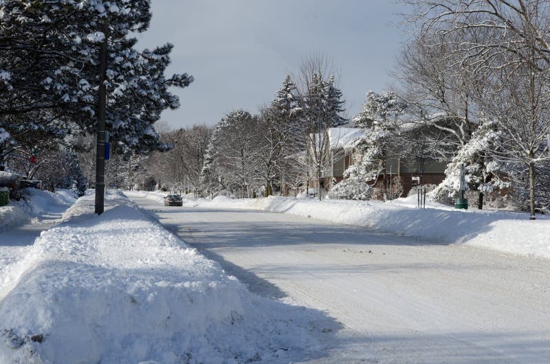 A queda pesada da neve do inverno em uma rua canadense da cidade na área residencial com estradas cancelou da neve fotos de stock royalty free A queda pesada da neve do inverno em uma rua canadense da cidade na área residencial com estradas cancelou da neve fotos de stock royalty free