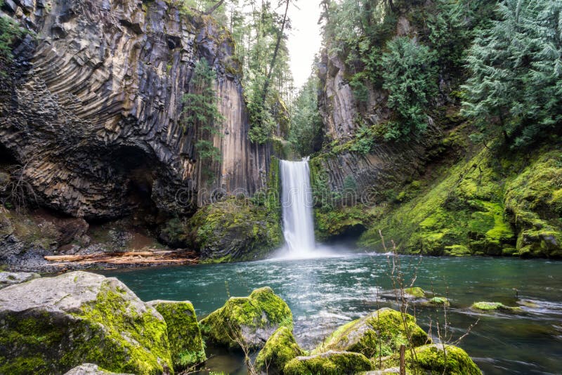 Quedas de Toketee, cachoeira de Oregon na floresta nacional de Umpqua
