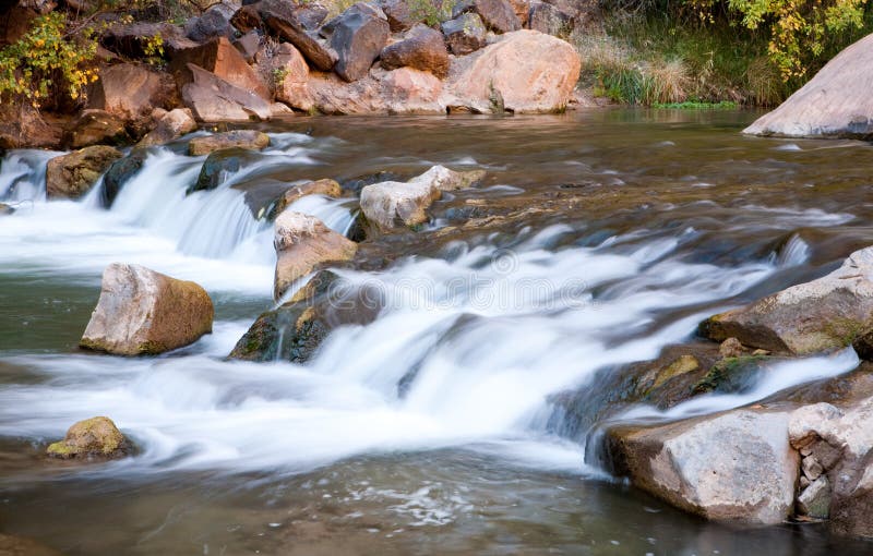Pequenas Cascatas no Rio Virgin foto de stock