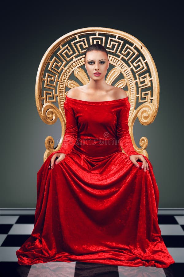 Eine Frau in einem luxuriösen, roten Kleid sitzt auf einem Goldenen Thron.