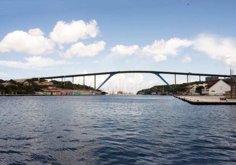 Queen Juliana Bridge in Willemstad, Curaao royalty-vrije stock fotografie Queen Juliana Bridge in Willemstad, Curaao royalty-vrije stock fotografie