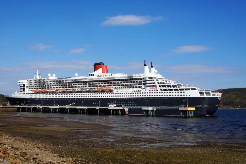 Queen Mary 2 in LaBaie