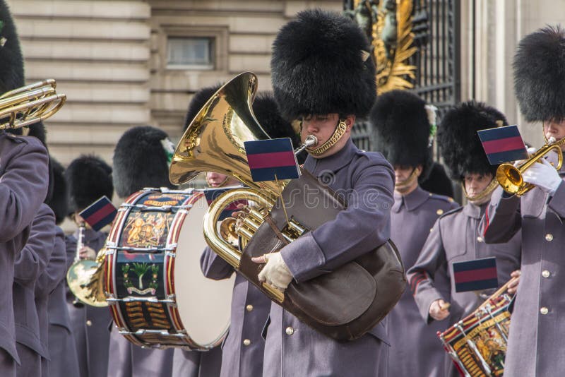 Queen' s-vakt - Buckingham Palace - London - UK royaltyfri bild Queen' s-vakt - Buckingham Palace - London - UK royaltyfri bild