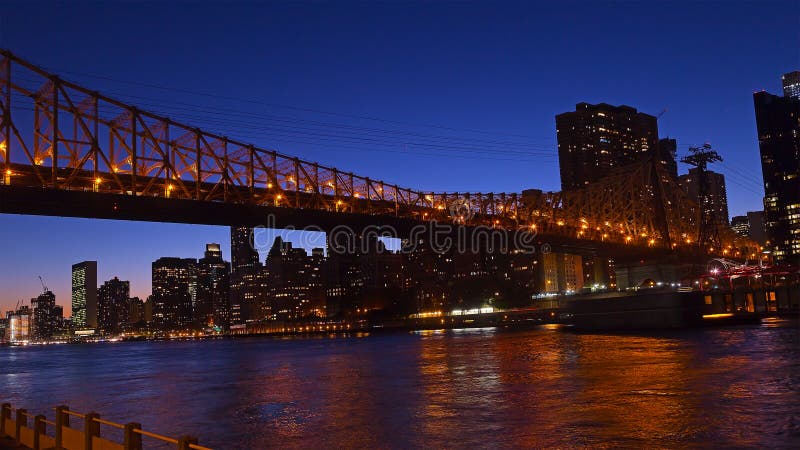 Queensborobrug die Manhattan verbinden met Roosevelt Island stock foto's Queensborobrug die Manhattan verbinden met Roosevelt Island stock foto's