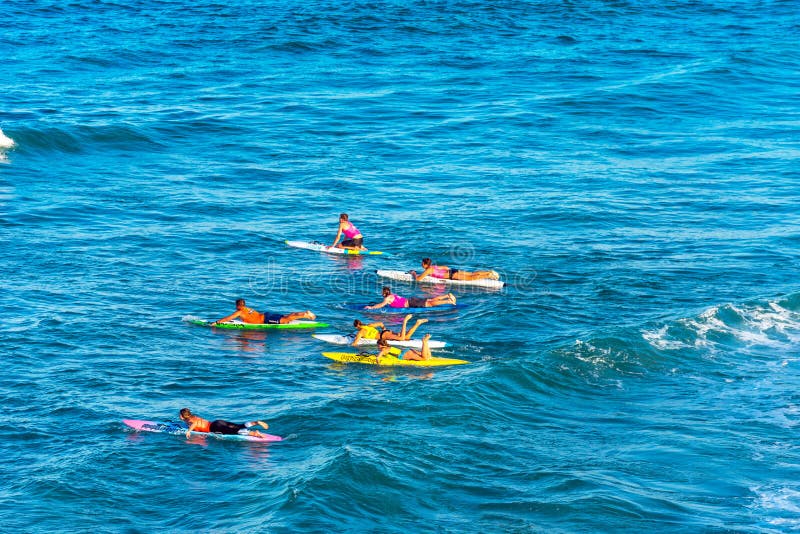 QUEENSLAND, AUSTRALIA - 23 PAŹDZIERNIKA 2018 R.: Grupa ludzi na surfie, Gold Coast obraz stock QUEENSLAND, AUSTRALIA - 23 PAŹDZIERNIKA 2018 R.: Grupa ludzi na surfie, Gold Coast obraz stock