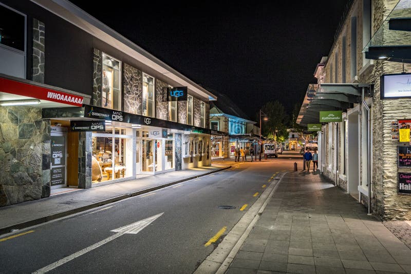 Queenstown, Nuova Zelanda - vie della città alla notte fotografia stock libera da diritti Queenstown, Nuova Zelanda - vie della città alla notte fotografia stock libera da diritti