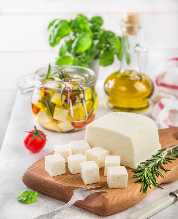 Queijo caseiro em prato de corte de madeira imagens de stock royalty free