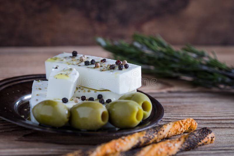Queijo de feta com azeitonas verdes e varas de pão fresco fotos de stock Queijo de feta com azeitonas verdes e varas de pão fresco fotos de stock