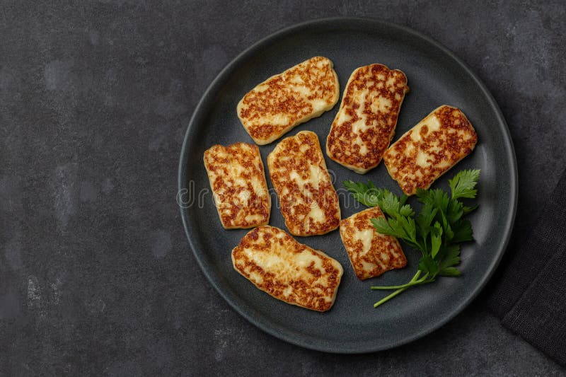 Queijo halloumi frito fotos de stock