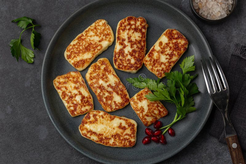 Queijo halloumi frito fotos de stock