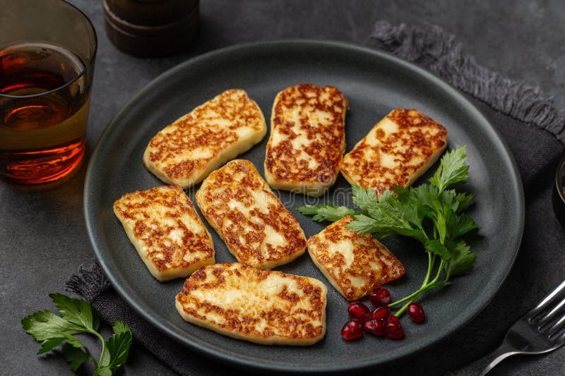 Queijo halloumi frito delicioso imagens de stock royalty free