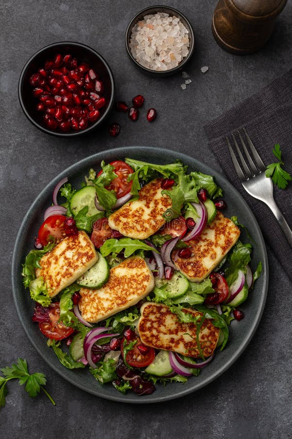 Queijo halloumi frito, salada de pepino e tomate fotos de stock