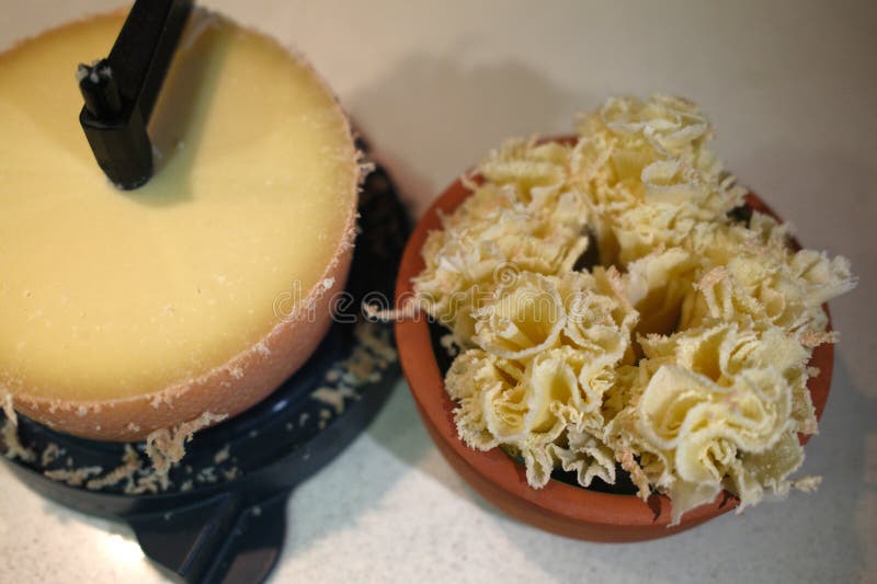 Queijo suíço e francês, variedade de tábua de madeira imagem de stock