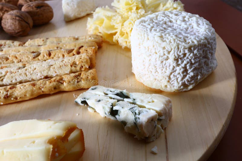 Queijo suíço e francês, variedade de tábua de madeira imagens de stock royalty free