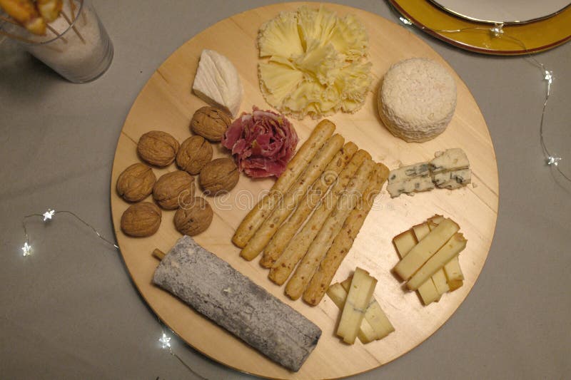 Queijo suíço e francês, variedade de tábua de madeira imagem de stock royalty free