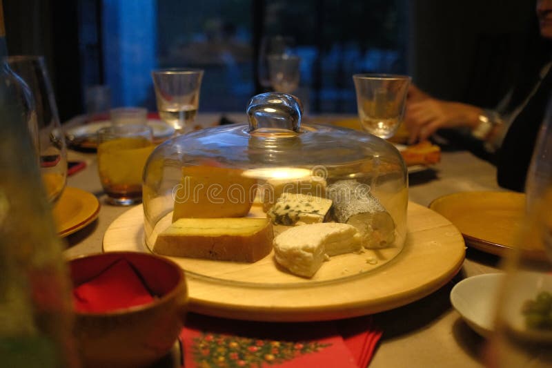 Queijo suíço e francês, variedade em tábua de madeira fotos de stock royalty free