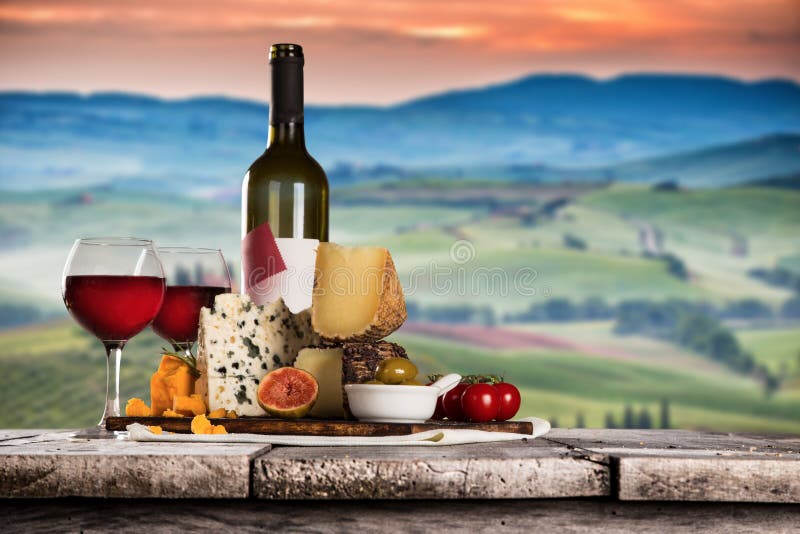 Queijos deliciosos com vinho na tabela de madeira velha fotografia de stock Queijos deliciosos com vinho na tabela de madeira velha fotografia de stock