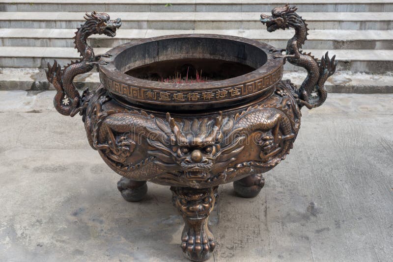 Queimador de incenso de bronze em um templo chinês imagem de stock royalty free Queimador de incenso de bronze em um templo chinês imagem de stock royalty free