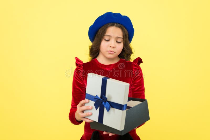 Quelque chose est all?e mal ( Mauvais cadeau triste se sentant Boîte actuelle de surprise Cadeau déçu de fille d'enfant photo stock Quelque chose est all?e mal ( Mauvais cadeau triste se sentant Boîte actuelle de surprise Cadeau déçu de fille d'enfant photo stock