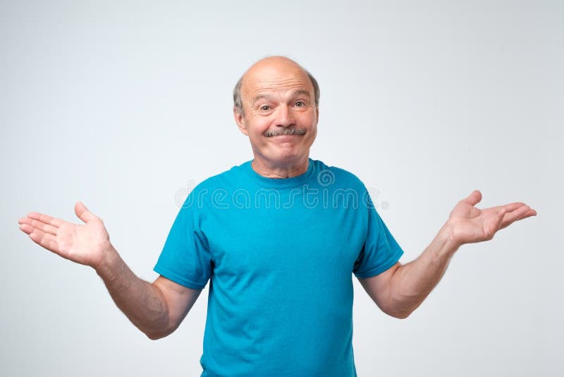 Quem sabe e não era mim conceito O homem caucasiano calvo confundido não é certo em seu testemunho fotografia de stock royalty free Quem sabe e não era mim conceito O homem caucasiano calvo confundido não é certo em seu testemunho fotografia de stock royalty free