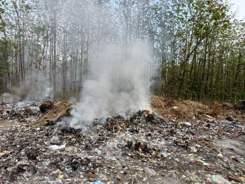 Quema de basura en vertederos imagenes de archivo