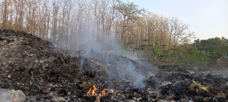 Quema de basura imagen de archivo libre de regalías