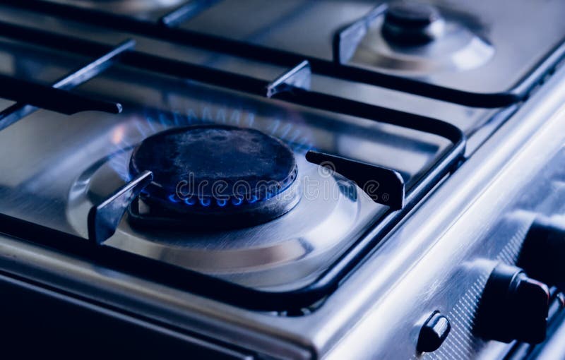 Quemador De Estufa De Gas De Cocina Con Llama Azul Foto de archivo - Imagen  de butano, travieso: 251457994