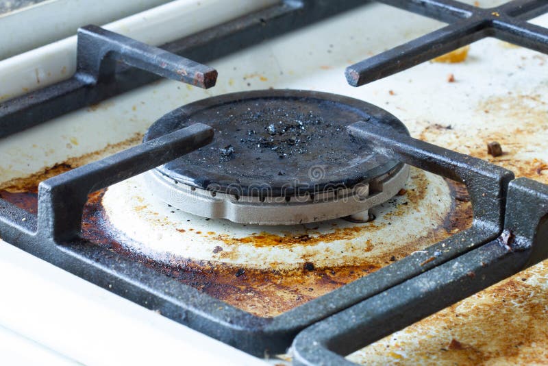 Superficie De La Cocina De Gas Sucio. Dos Quemadores De Gas Y Una Plancha  De Hierro Fundido De Un Horno De Gas Rodeado De Restos D Foto de archivo -  Imagen de