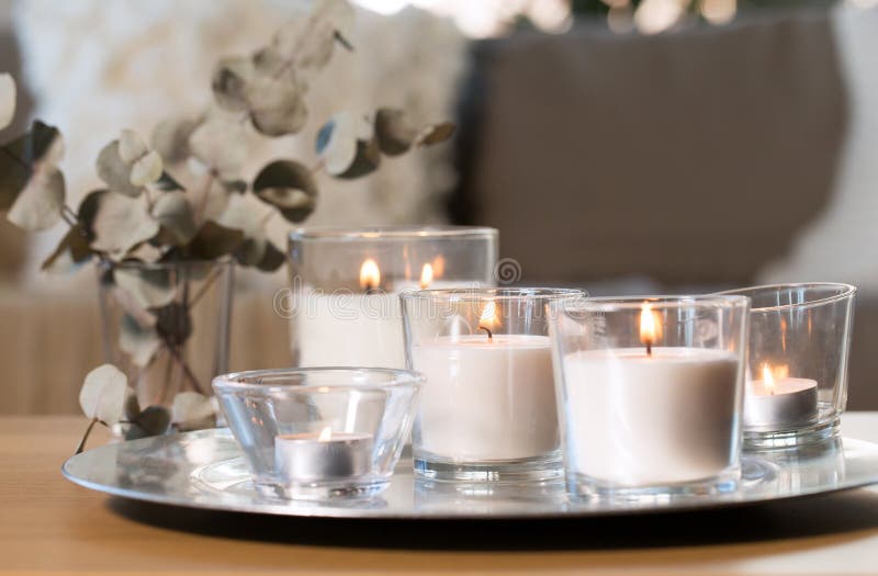 Quemando velas de fragancia sobre la mesa en el acogedor hogar