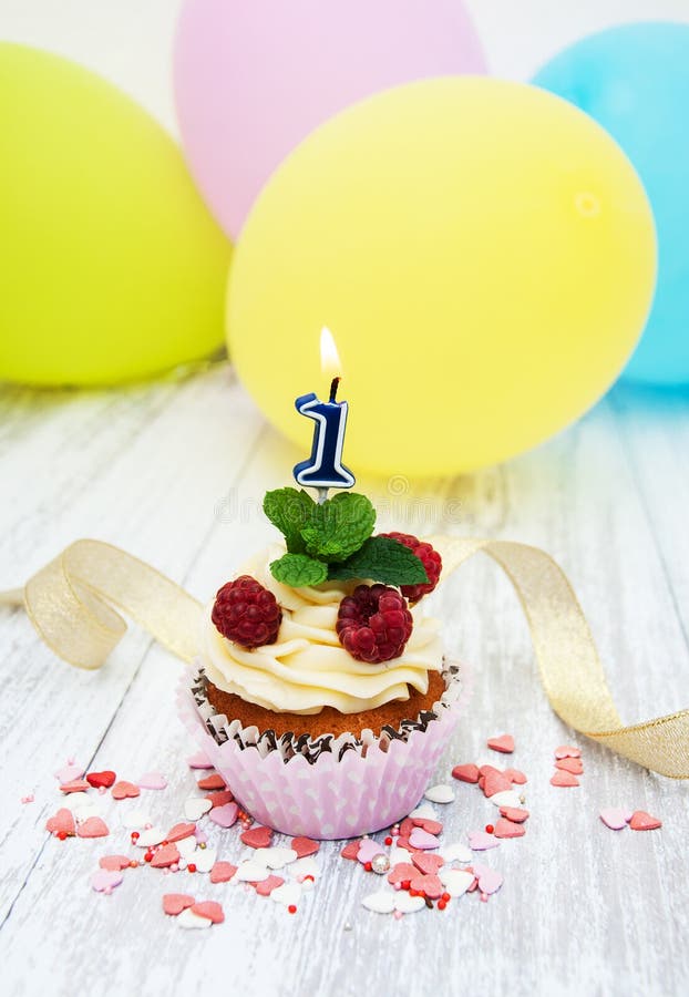 Queque com uma uma vela numeral foto de stock Queque com uma uma vela numeral foto de stock