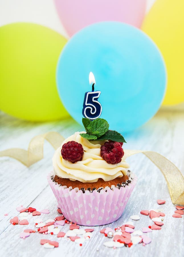 Queque com umas cinco velas numeral imagem de stock Queque com umas cinco velas numeral imagem de stock