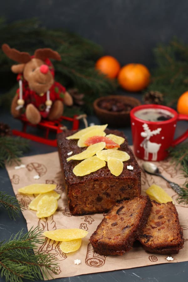 Queque de frutas de la Navidad con las frutas escarchadas y los frutos secos imágenes de archivo libres de regalías Queque de frutas de la Navidad con las frutas escarchadas y los frutos secos imágenes de archivo libres de regalías