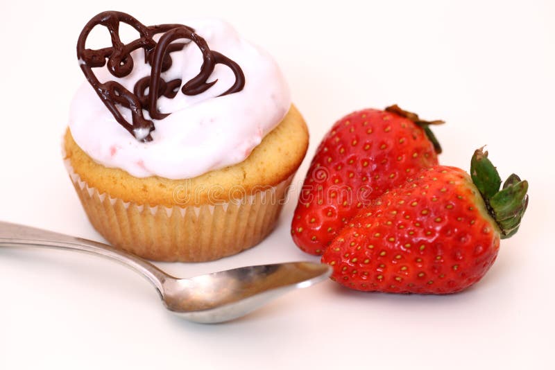 Queque delicioso da baunilha com geada da morango e a morango fresca fotografia de stock royalty free