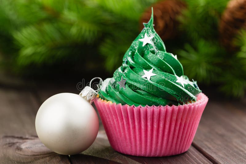 Queque verde do Natal com decorações festivas foto de stock royalty free Queque verde do Natal com decorações festivas foto de stock royalty free