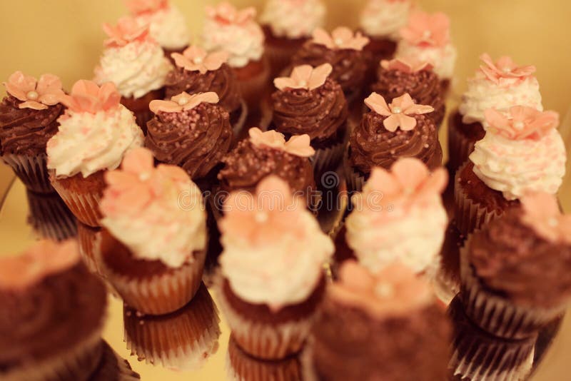 Queques com a flor na parte superior imagem de stock royalty free