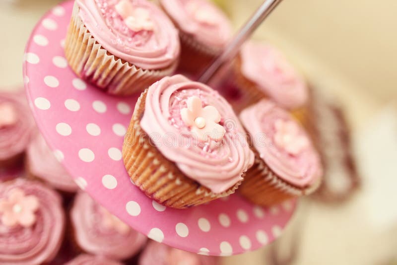 Queques cor-de-rosa fotografia de stock