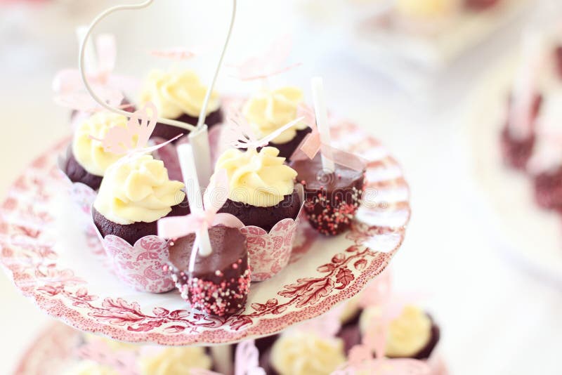 Queques em uma placa fotografia de stock