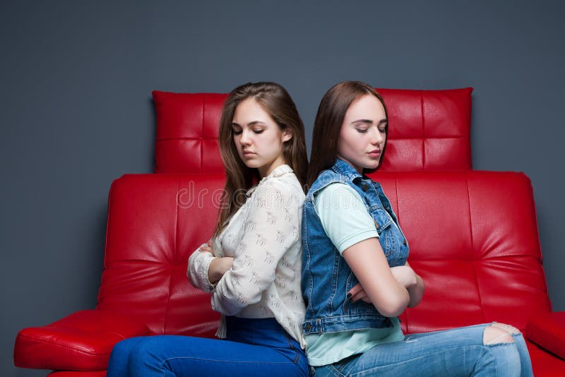 Querelle de femmes, deux amies de dispute photographie stock libre de droits Querelle de femmes, deux amies de dispute photographie stock libre de droits