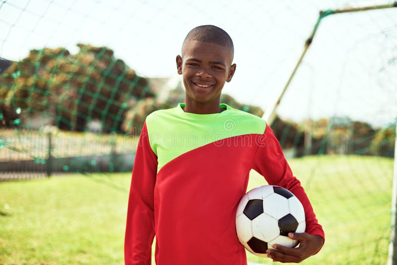 Quero Tocar Uma Filmagem. Retrato De Um Jovem Jogando Futebol Num Campo  Esportivo. Foto de Stock - Imagem de jogo, colhido: 243222436