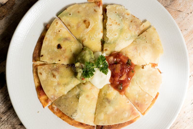Quesadilla mexicain avec le poulet sur un bois, servi avec de la sauce à guacamole ou à Salsa Vue supérieure photos libres de droits Quesadilla mexicain avec le poulet sur un bois, servi avec de la sauce à guacamole ou à Salsa Vue supérieure photos libres de droits