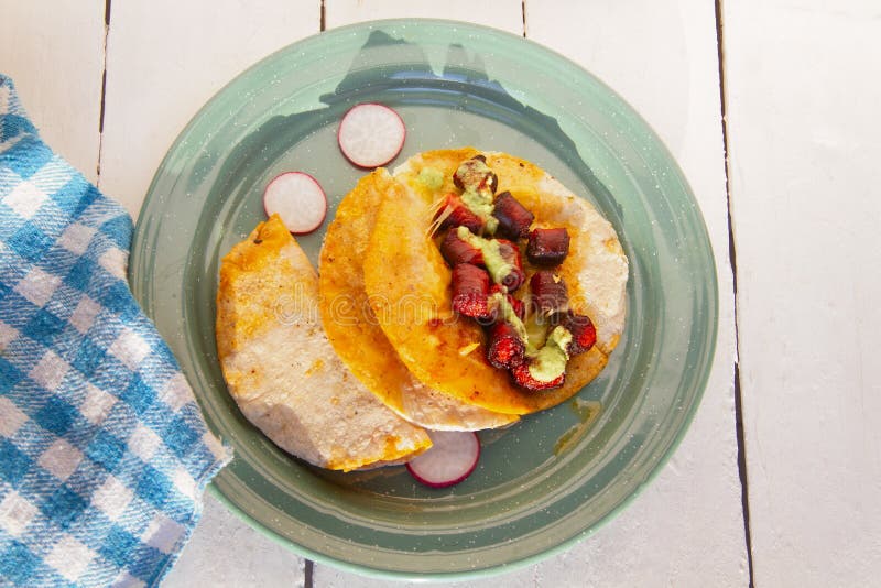 Quesadillas De Chistorra Con Salsa Verde. Comida Mexicana Imagen de