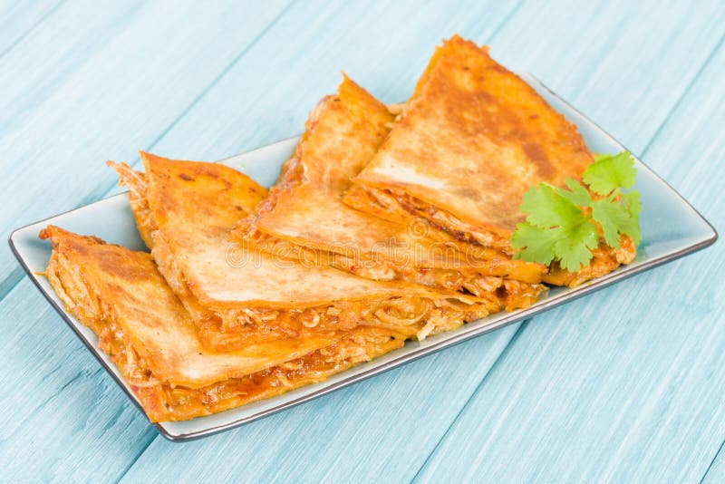 Tacos De Tinga De Pollo Con Guacamole Y Cebolla Sobre Fondo Oscuro