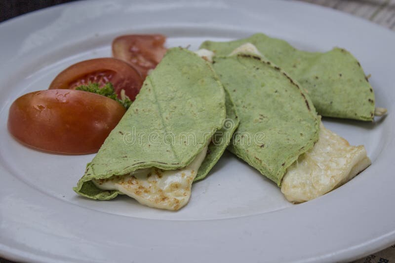 Quesadillas med den gröna tortillan med panelaost royaltyfria foton Quesadillas med den gröna tortillan med panelaost royaltyfria foton