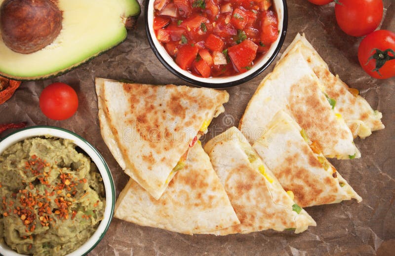Quesadillas Mexicanos Con La Salsa Hecha Casera Imagen de archivo