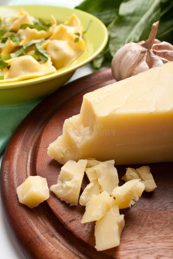 Queso de parmesano imagen de archivo. Imagen de cena 15959207